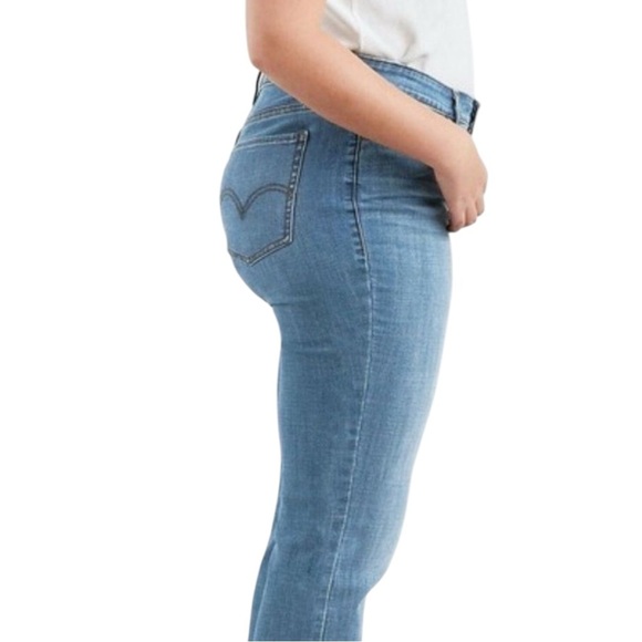 LEVI’s Classic Straight Med-Rise Blue Jeans in Size 24W NWT— CLOSET STAPLE!!! - Picture 4 of 7